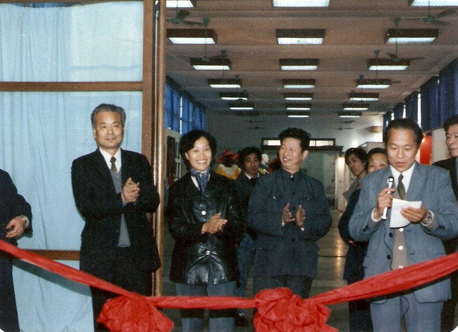 web5、 1987年2月工藝美術(shù)學(xué)校第一屆畢業(yè)典禮。省二輕總經(jīng)理葉榮寶、浙江美院院長肖峰與我司總經(jīng)理汪潔參加剪彩典禮.jpg